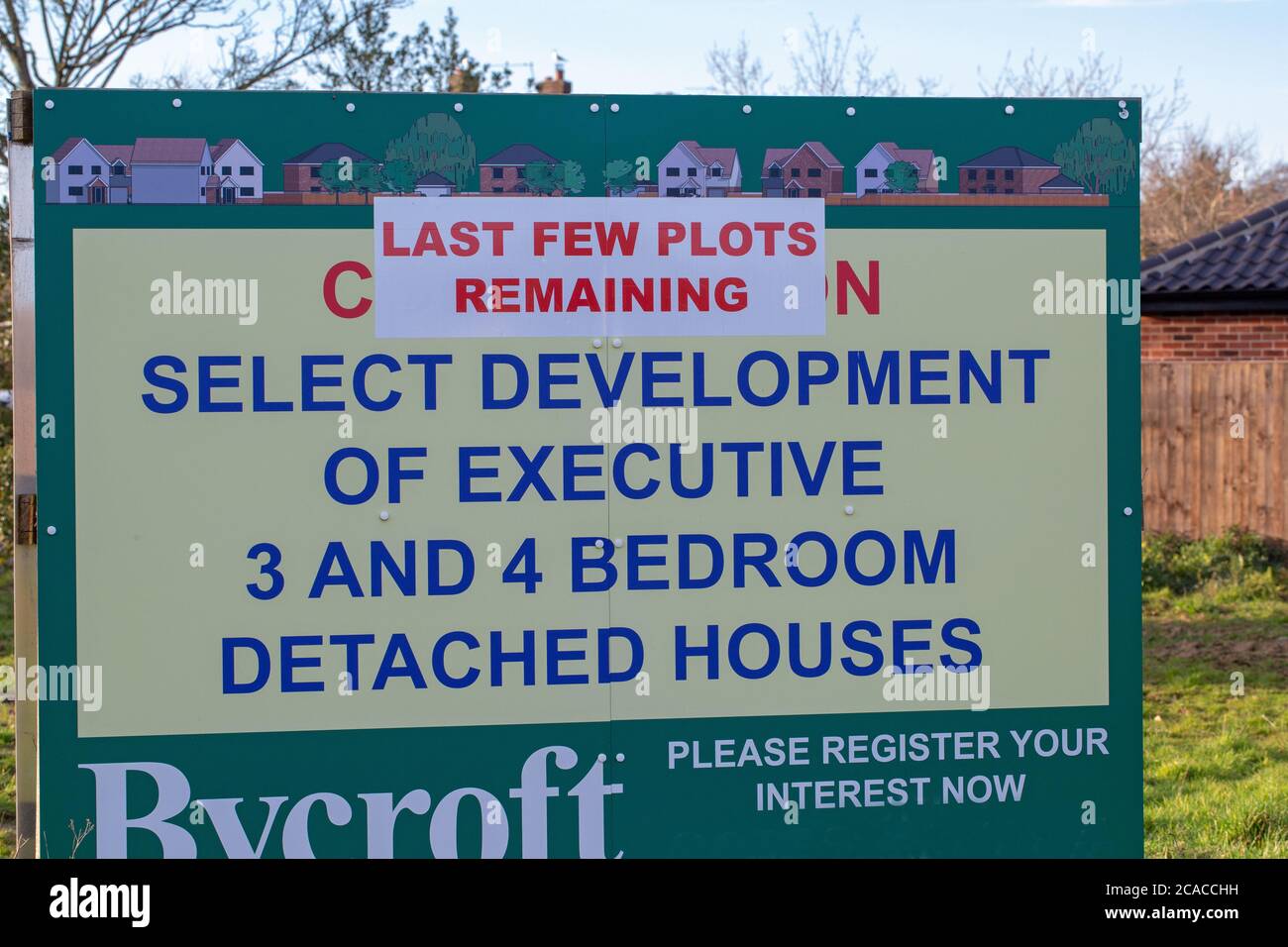 Derniers tracés restants. Site de construction. Palissades. Signe. Publicité. Logement, emplacement rural. Suburbanisation. Expansion du Suburban. Norfolk. Angle est Banque D'Images