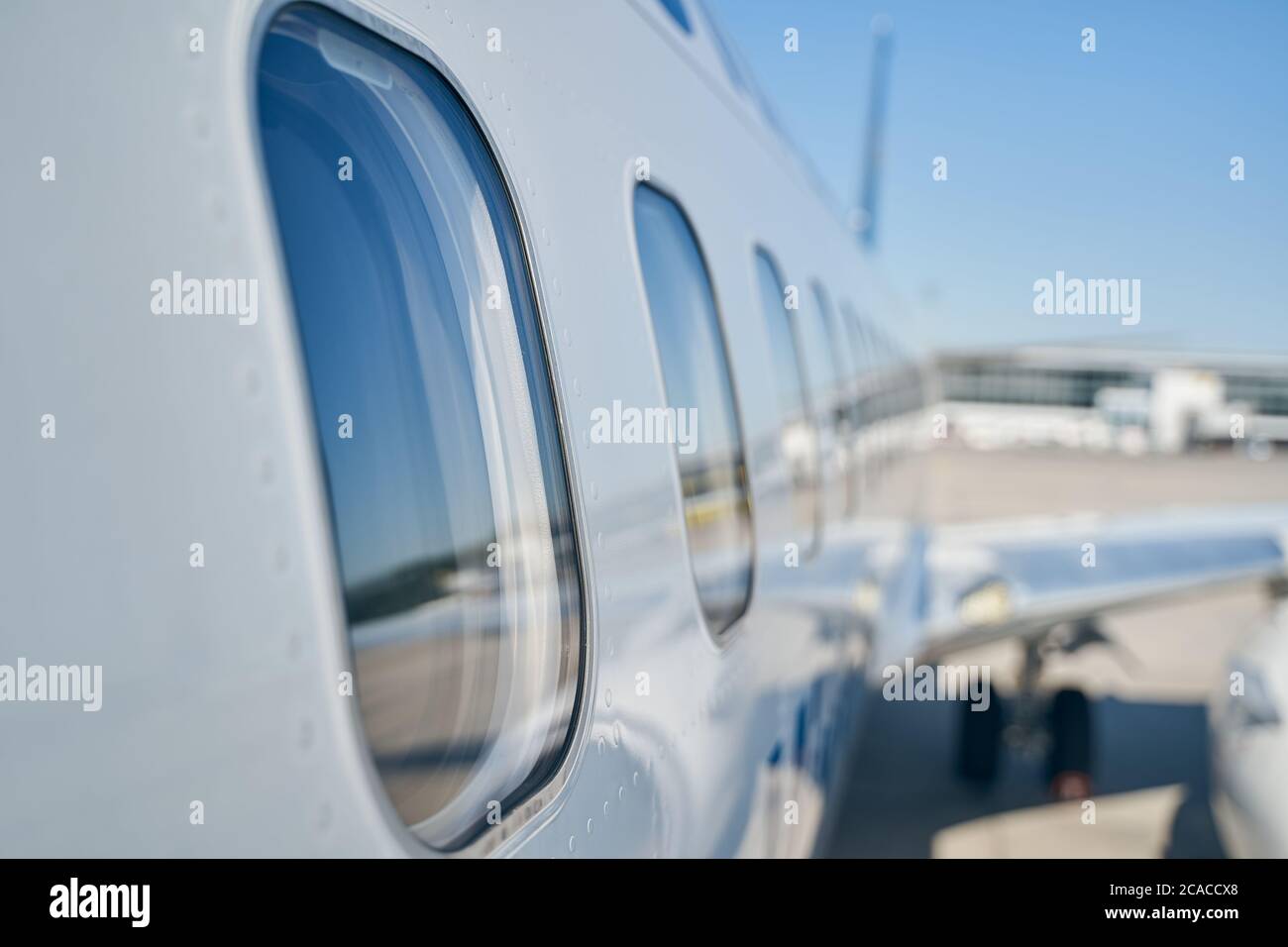 Fenêtres en verre sur le fuselage d'un avion passager Photo Stock - Alamy