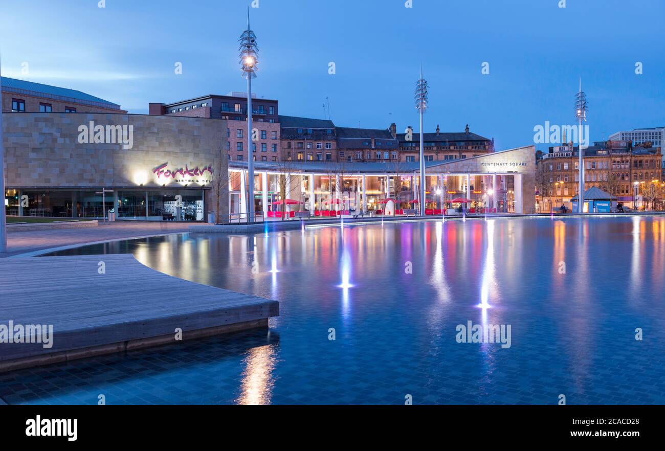Vue de l'autre côté de la piscine miroir du parc Bradford City vers le Turls Green, un pub et restaurant Wetherspoon Banque D'Images