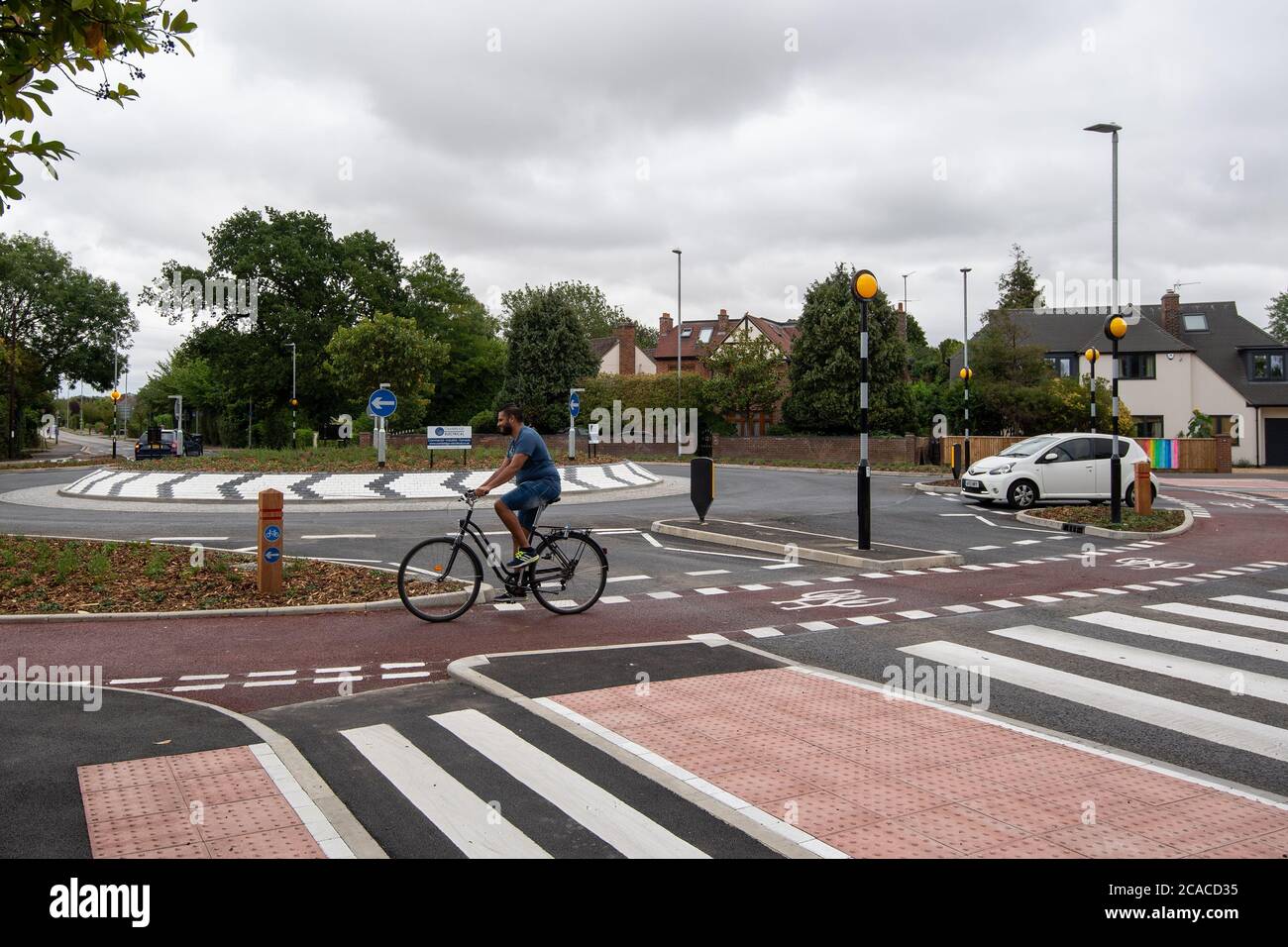 Le premier rond-point de style hollandais du Royaume-Uni, qui donne la priorité aux cyclistes et aux piétons par rapport aux automobilistes, a ouvert ses portes à Fendon Road, à Cambridge. Le coût du projet, estimé à l'origine à environ 800,000 GBP, a presque triplé à 2,3 millions de GBP à la fin du projet. Banque D'Images
