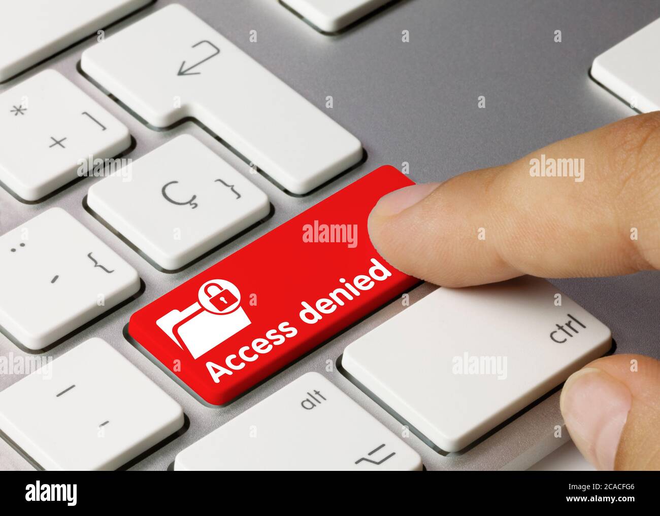 Accès refusé inscrit sur la touche rouge du clavier métallique. Touche enfoncée avec le doigt. Banque D'Images