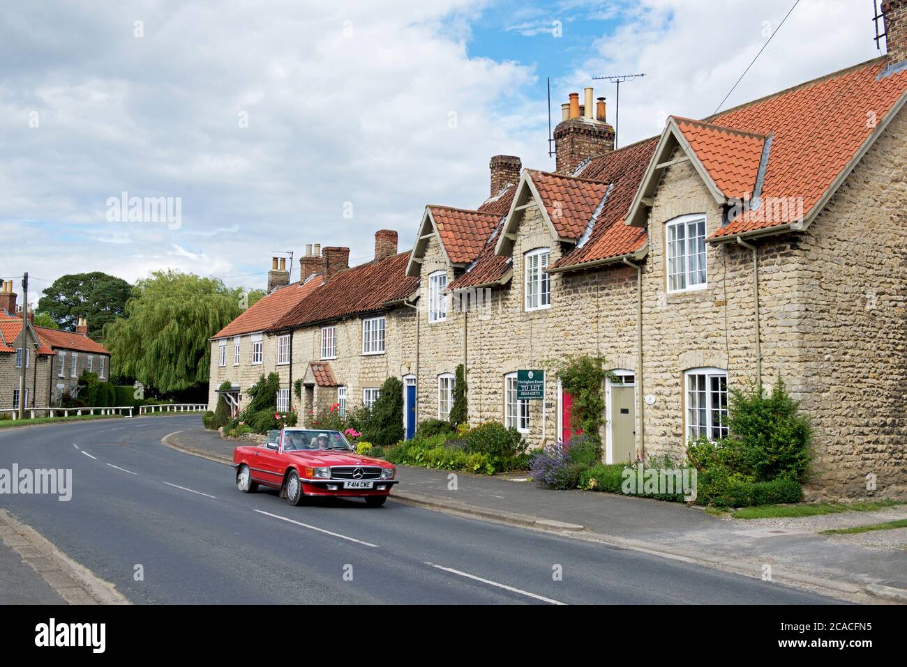 Mercedes 420 voiture de sport dans le village de Hovingham, Ryedale, North Yorkshire, Angleterre Royaume-Uni Banque D'Images