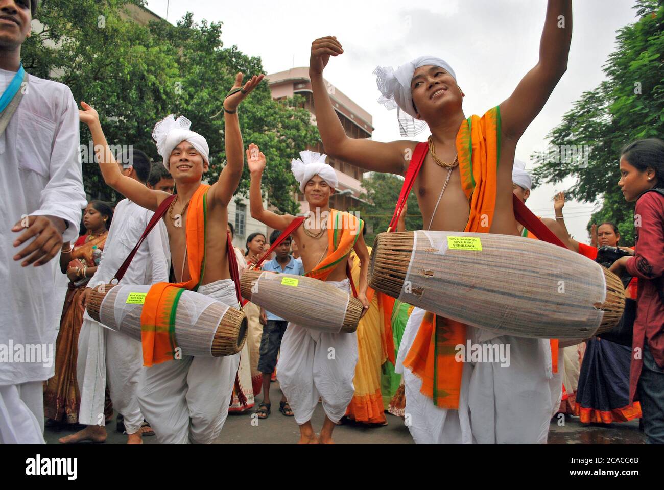 kolkata bengale occidental inde le 3 juillet 2011: danseurs de manipuri se produisent dans la rue pendant le festival de kolkata ratha yatra. Banque D'Images