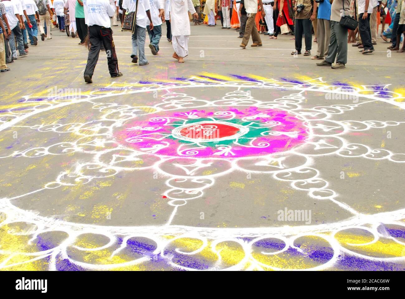 kolkata bengale occidental inde le 3 juillet 2011: rangoli coloré faisant à la rue kolkata pendant le festival frappé kolkata ratha yatra. Banque D'Images