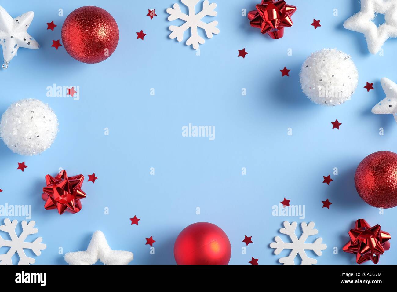 Cadre de Noël en boules rouges et confettis, flocons de neige blancs et étoiles. Carte de vœux de Noël, modèle de carte postale, maquette de bannière festive. Pose à plat, à Banque D'Images Cadre de Noël en boules rouges et confettis, flocons de neige blancs et étoiles. Carte de vœux de Noël, modèle de carte postale, maquette de bannière festive. Pose à plat, à Banque D'Images
