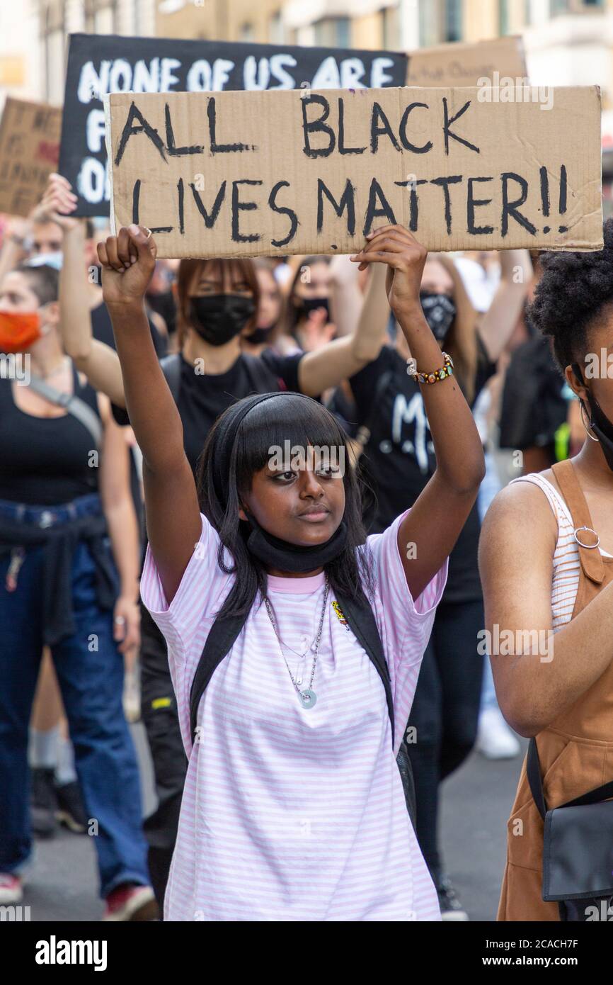 Une jeune manifestante féminine tenant un panneau lors d'une manifestation Black Lives Matter, Londres, 2 août 2020 Banque D'Images