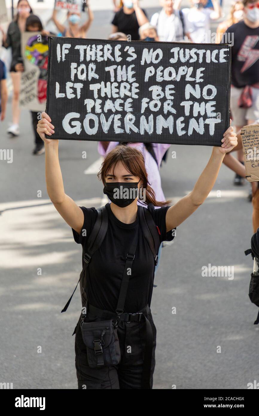 Un jeune manifestant tient un panneau lors d'une manifestation Black Lives Matter, Londres, 2 août 2020 Banque D'Images