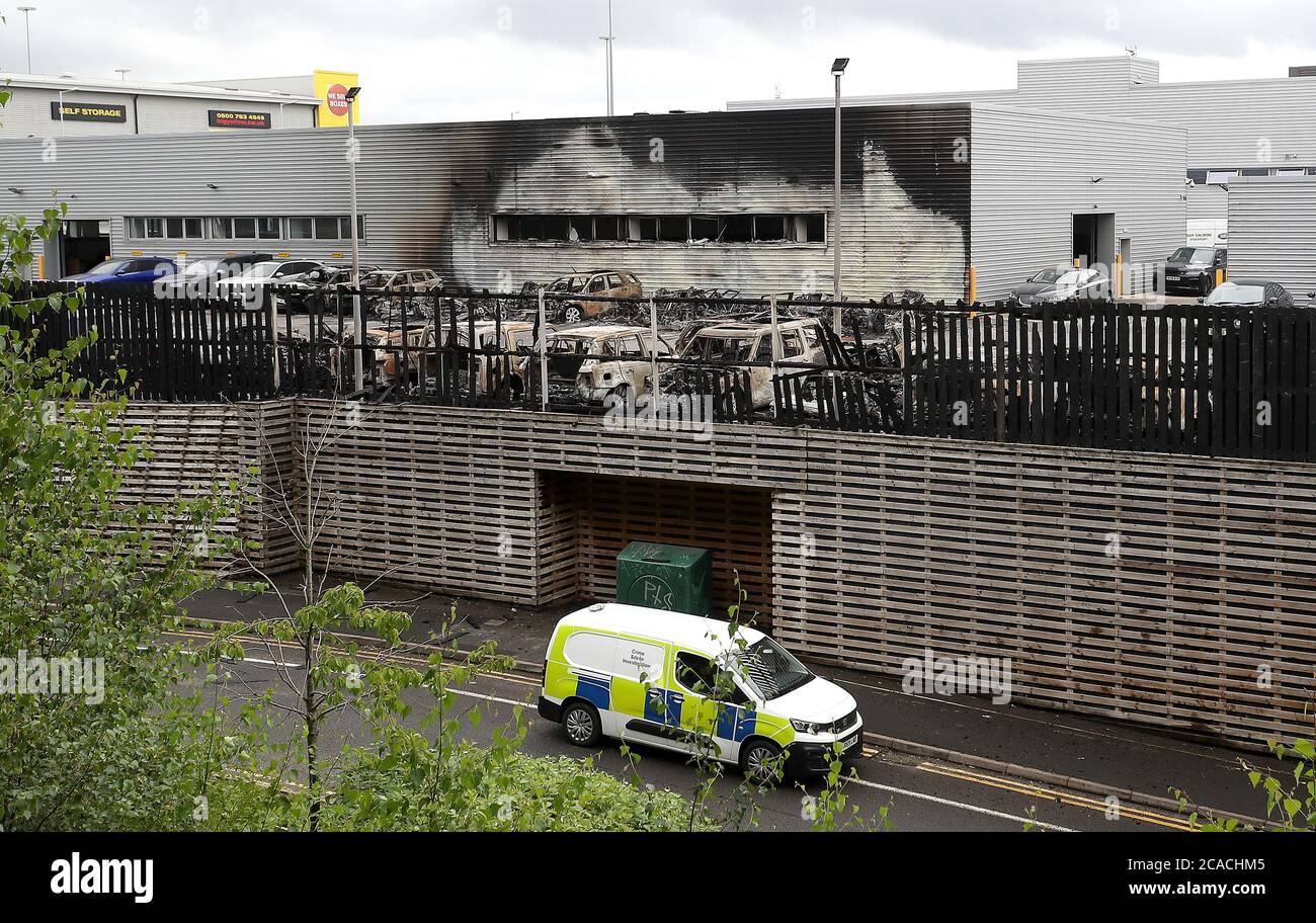 La scène de Guy Salmon Jaguar Land Rover (JLR) Stockport, après que la concession ait été endommagée par un incendie. Banque D'Images