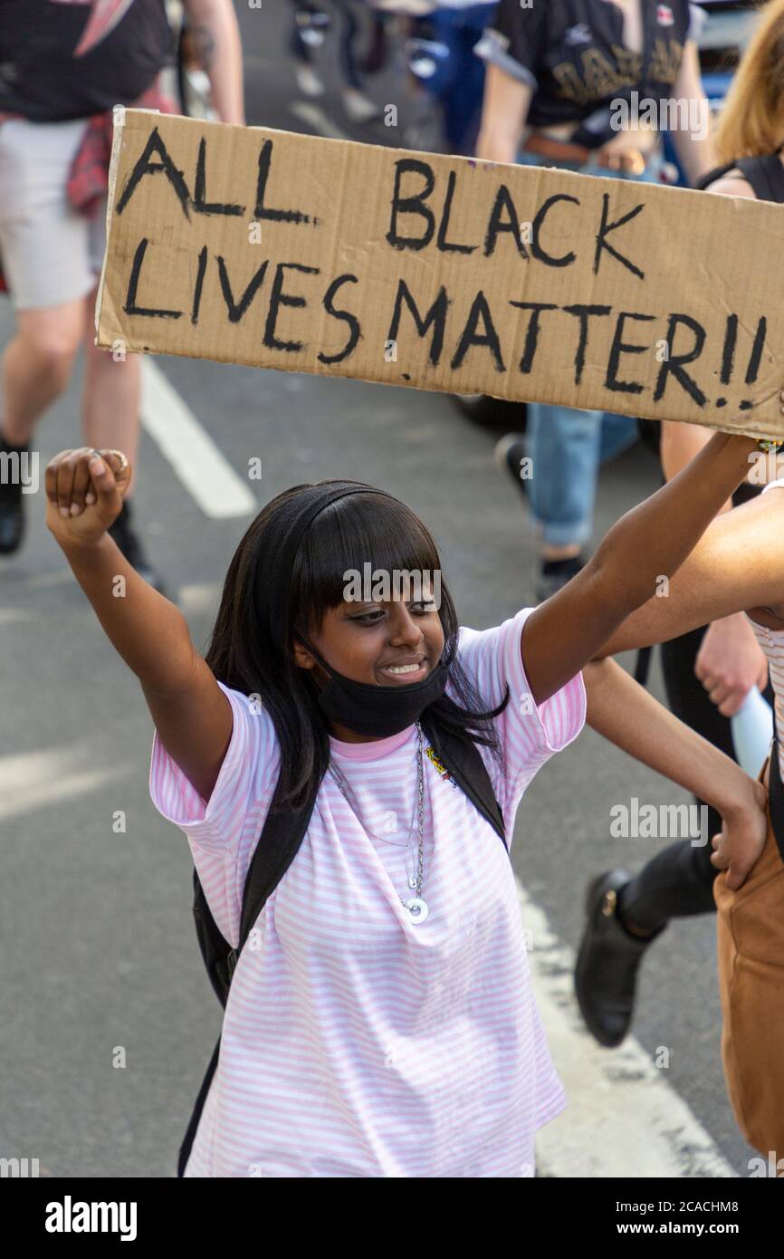 Un jeune manifestant tient un panneau lors d'une manifestation Black Lives Matter, Londres, 2 août 2020 Banque D'Images