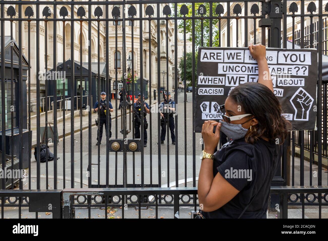 Un manifestant affronte la police à l'extérieur du 10 Downing Street, Black Lives Matter manifestation, Londres, 2 août 2020 Banque D'Images