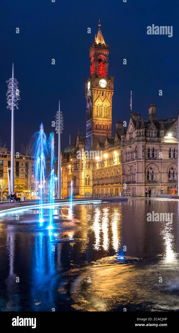 Vue nocturne de l'hôtel de ville, de la piscine miroir et des fontaines du parc de Bradford City Park Banque D'Images