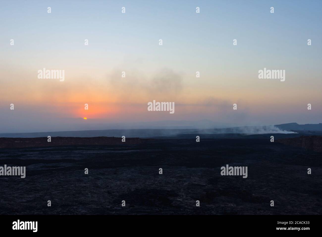 Paysage de lave au lever du soleil au cratère volcanique d'Erta Ale, en Éthiopie Banque D'Images