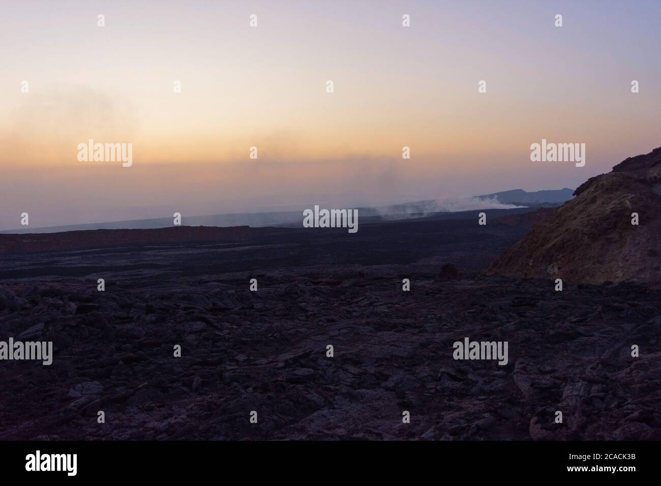 Lave au lever du soleil au cratère volcanique d'Erta Ale, en Éthiopie Banque D'Images