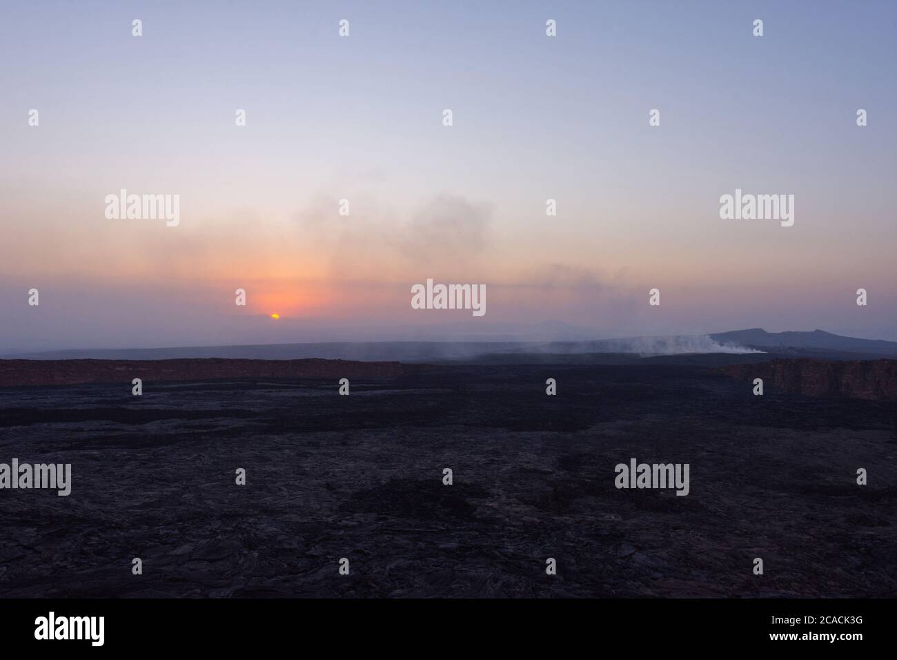 Paysage de lave au lever du soleil au cratère volcanique d'Erta Ale, en Éthiopie Banque D'Images