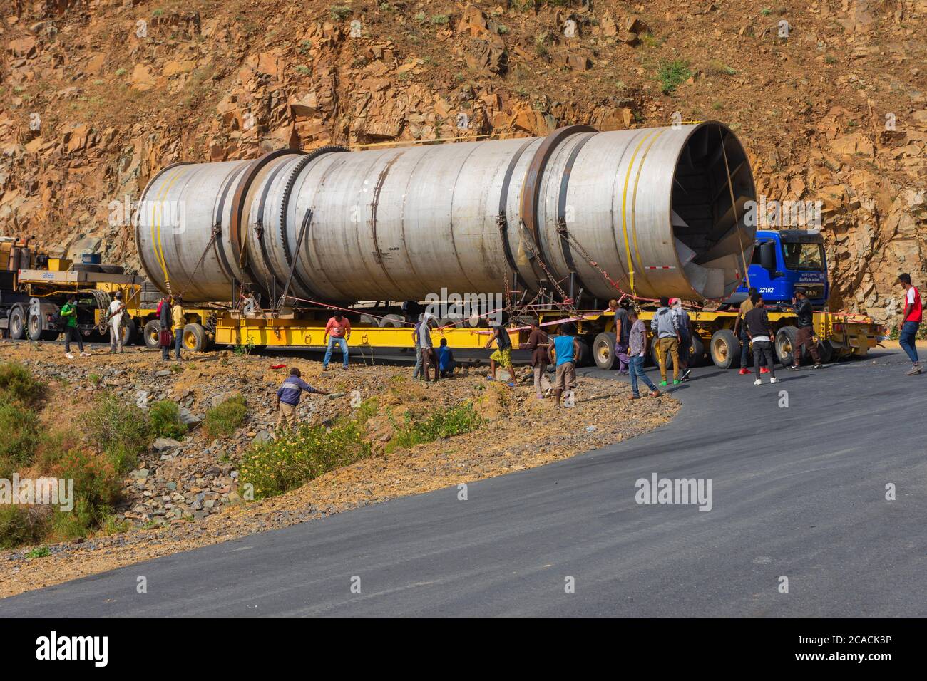 Aksum, Ethiopie - novembre 2018: Transport de turbine géante sur la route locale Banque D'Images