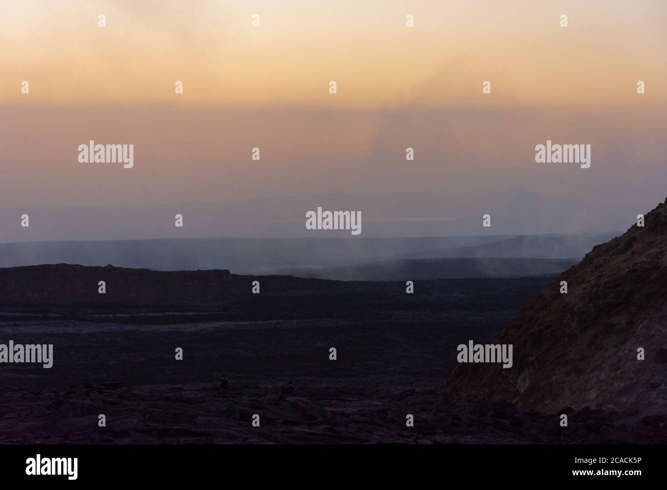 Lave au lever du soleil au cratère volcanique d'Erta Ale, en Éthiopie Banque D'Images