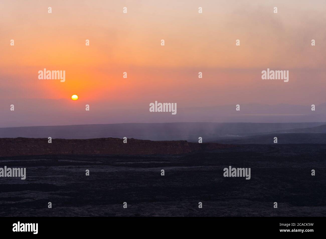 Paysage de lave au lever du soleil au cratère volcanique d'Erta Ale, en Éthiopie Banque D'Images