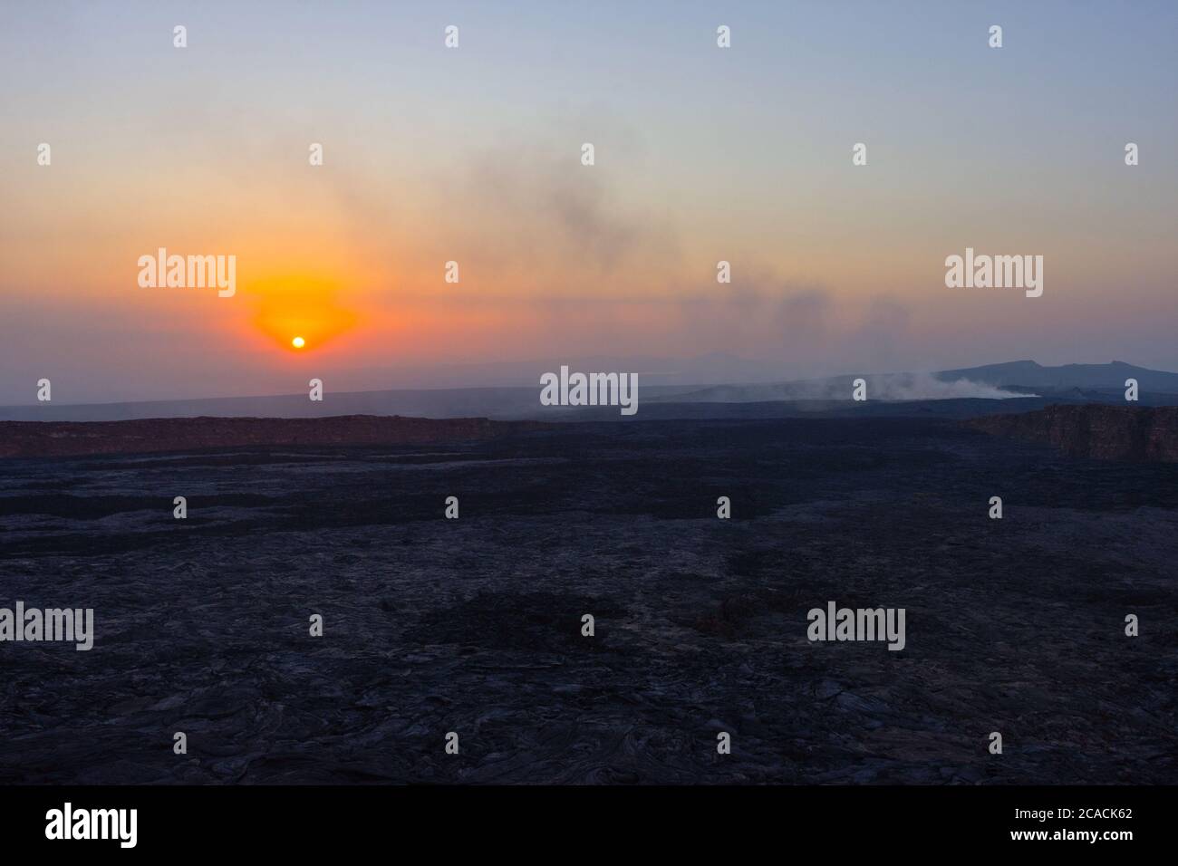 Paysage de lave au lever du soleil au cratère volcanique d'Erta Ale, en Éthiopie Banque D'Images