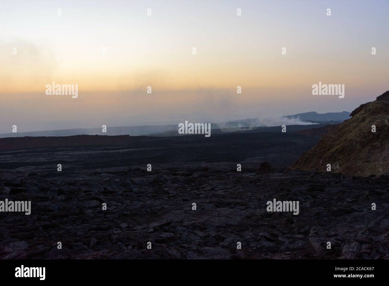 Lave au lever du soleil au cratère volcanique d'Erta Ale, en Éthiopie Banque D'Images