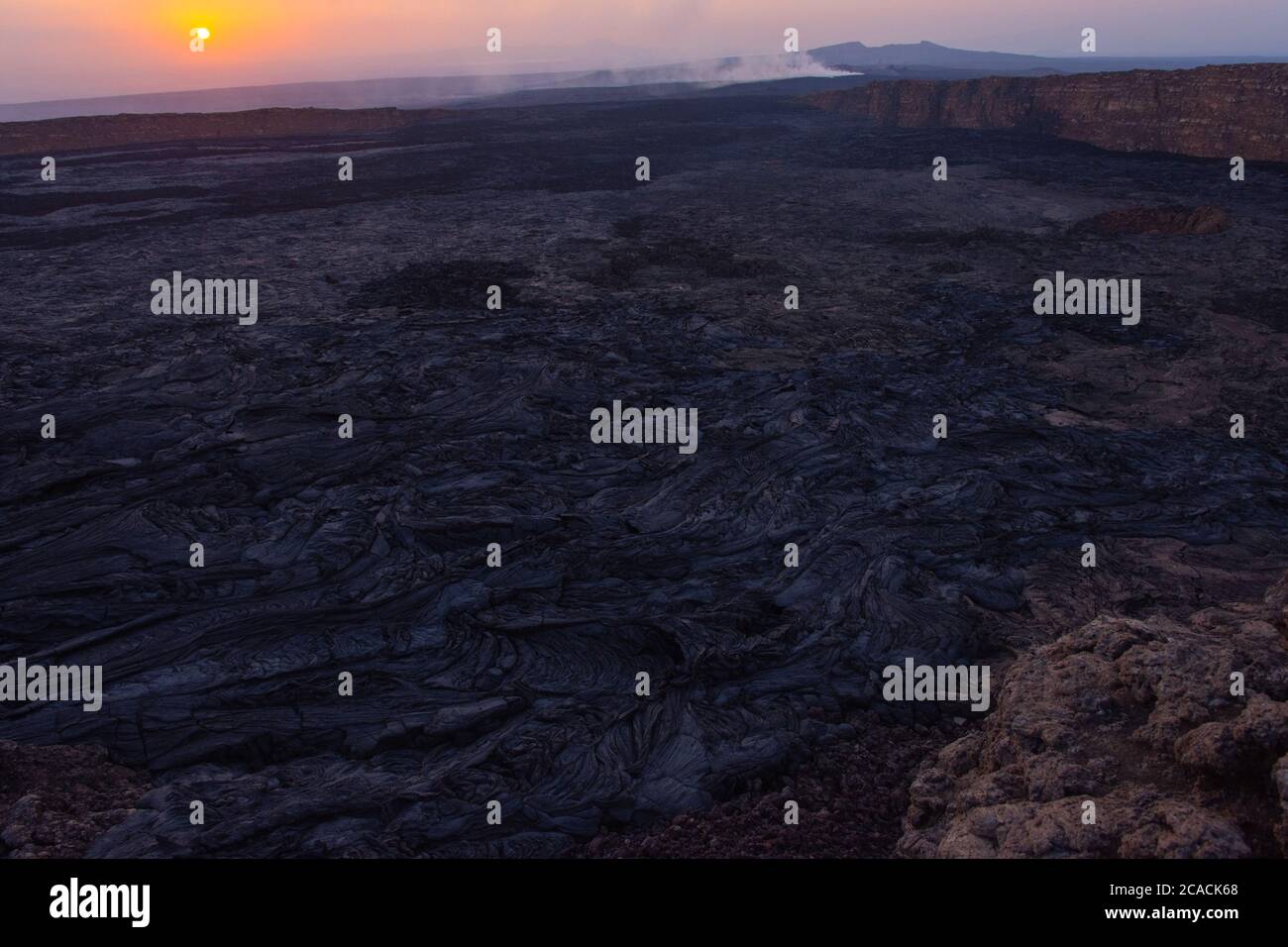 Paysage de lave au lever du soleil au cratère volcanique d'Erta Ale, en Éthiopie Banque D'Images