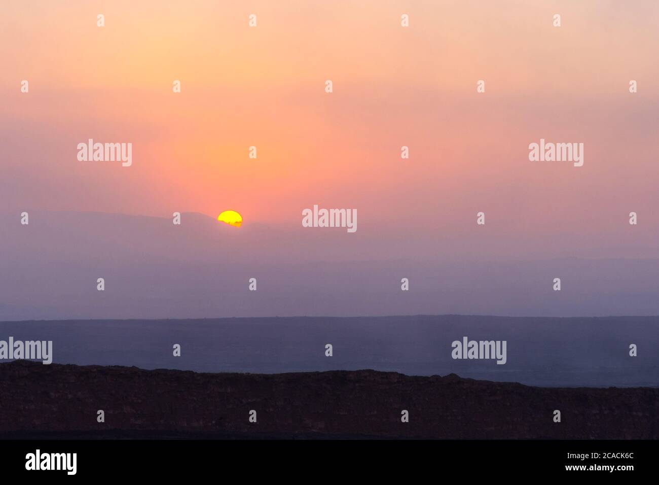 Paysage de lave au lever du soleil au cratère volcanique d'Erta Ale, en Éthiopie Banque D'Images
