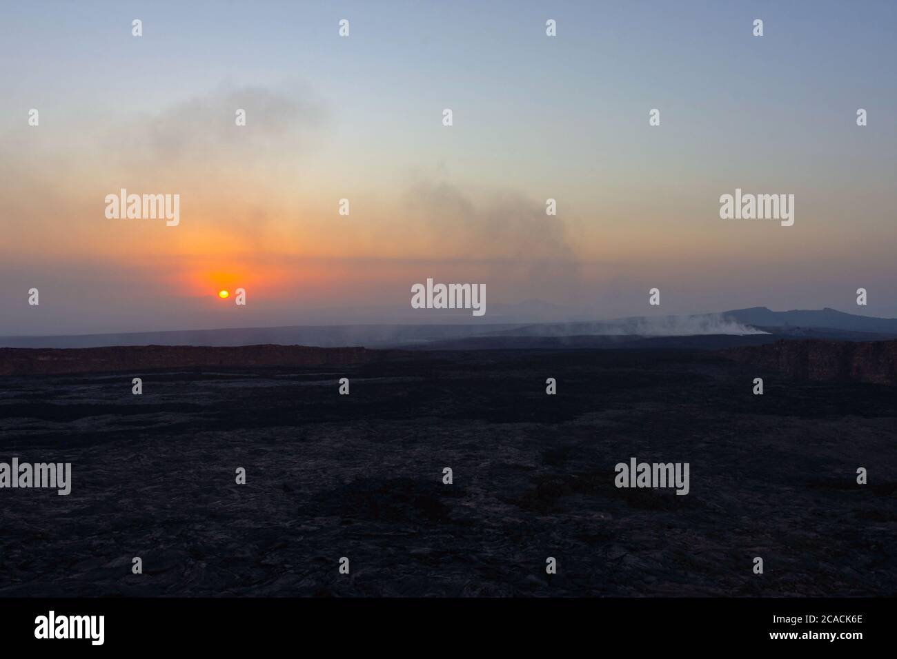 Paysage de lave au lever du soleil au cratère volcanique d'Erta Ale, en Éthiopie Banque D'Images