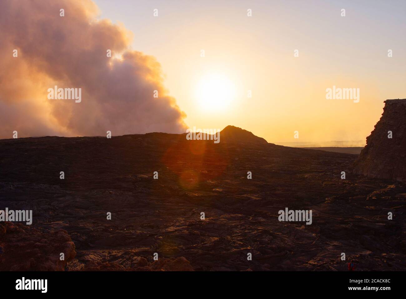 Paysage de lave au lever du soleil au cratère volcanique d'Erta Ale, en Éthiopie Banque D'Images
