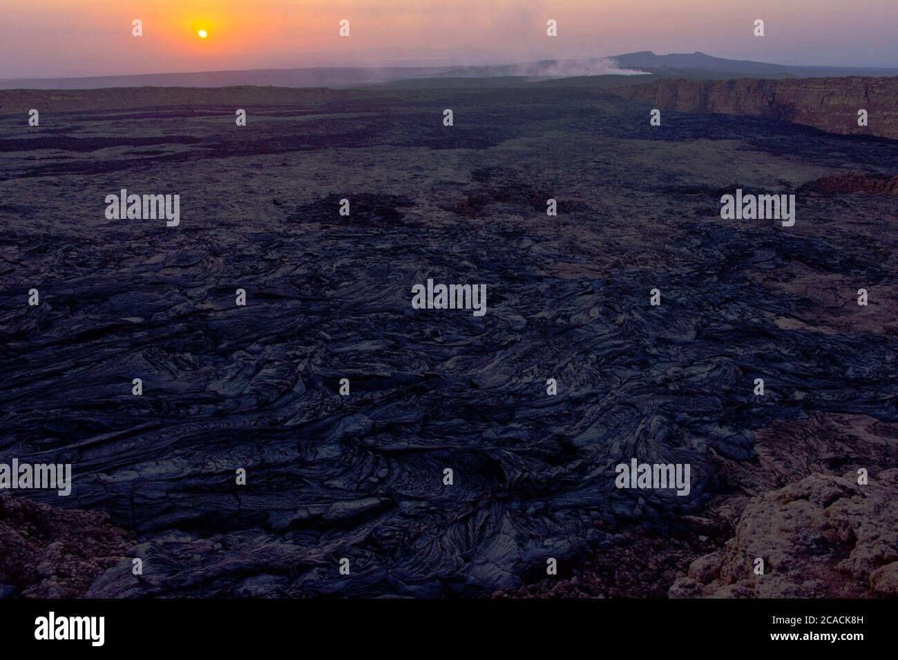 Paysage de lave au lever du soleil au cratère volcanique d'Erta Ale, en Éthiopie Banque D'Images