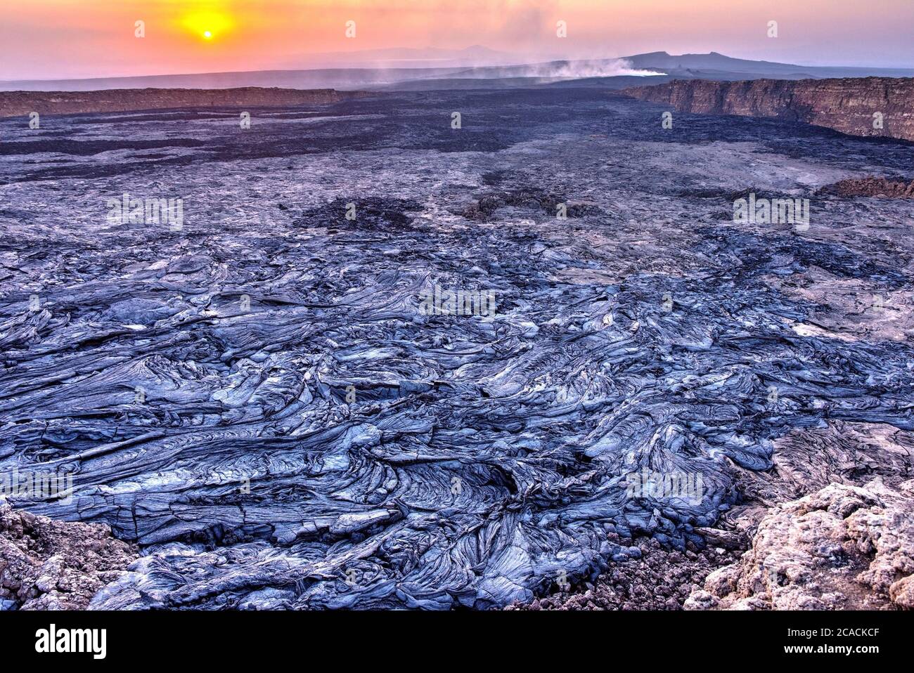 Paysage de lave au lever du soleil au cratère volcanique d'Erta Ale, en Éthiopie Banque D'Images
