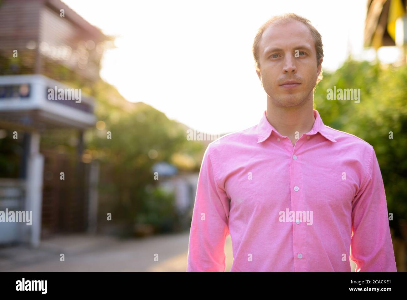Homme d'affaires avec des cheveux blonds dans les rues à l'extérieur Banque D'Images