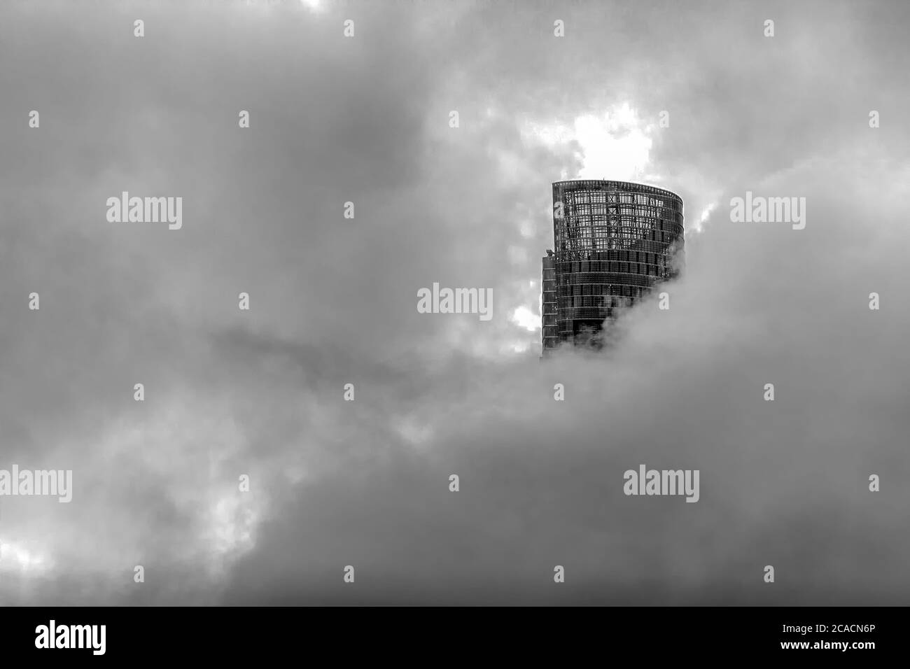 Sky City le matin du week-end, les nuages dans le ciel sont très bas, et le sommet de la Tour de Shanghai est exposé des nuages. . . Banque D'Images