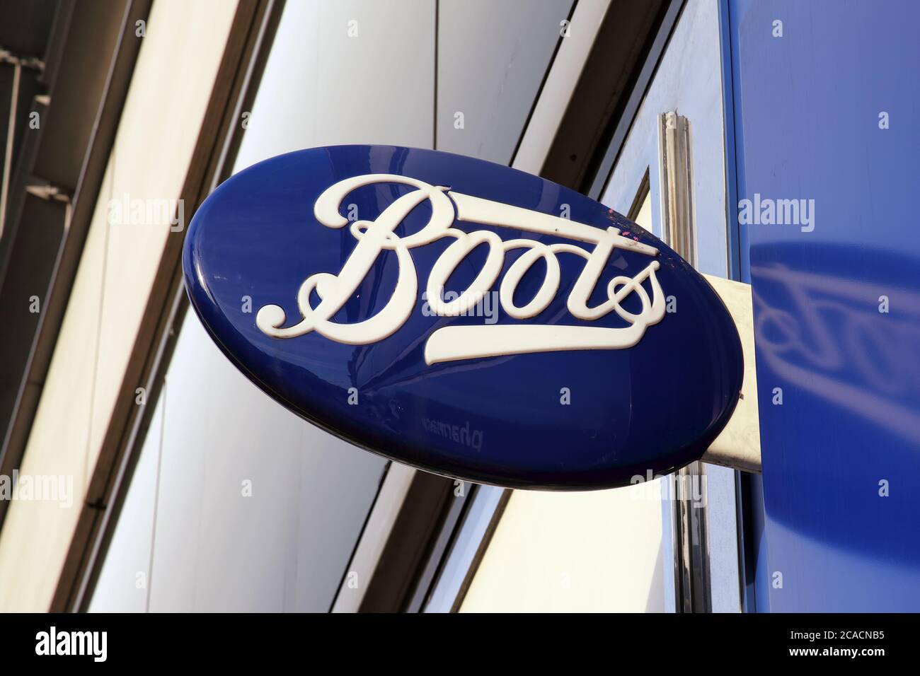 Londres, Royaume-Uni, 27 février 2011 : affiche publicitaire du logo du chimiste Boots devant son magasin de pharmacie de détail dans le centre-ville de Londres Banque D'Images