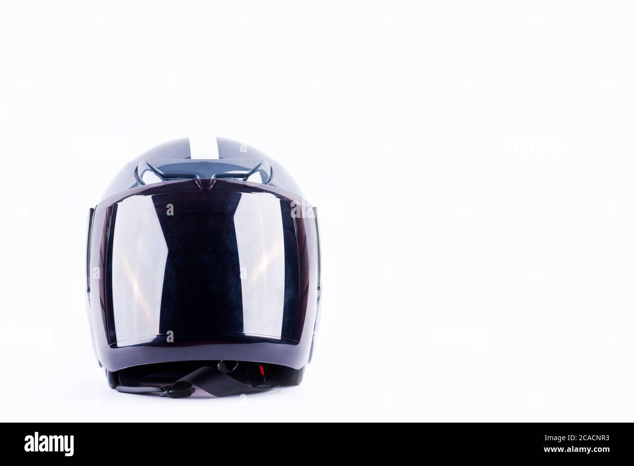 casque de moto sur fond blanc casque objet de sécurité isolé Banque D'Images