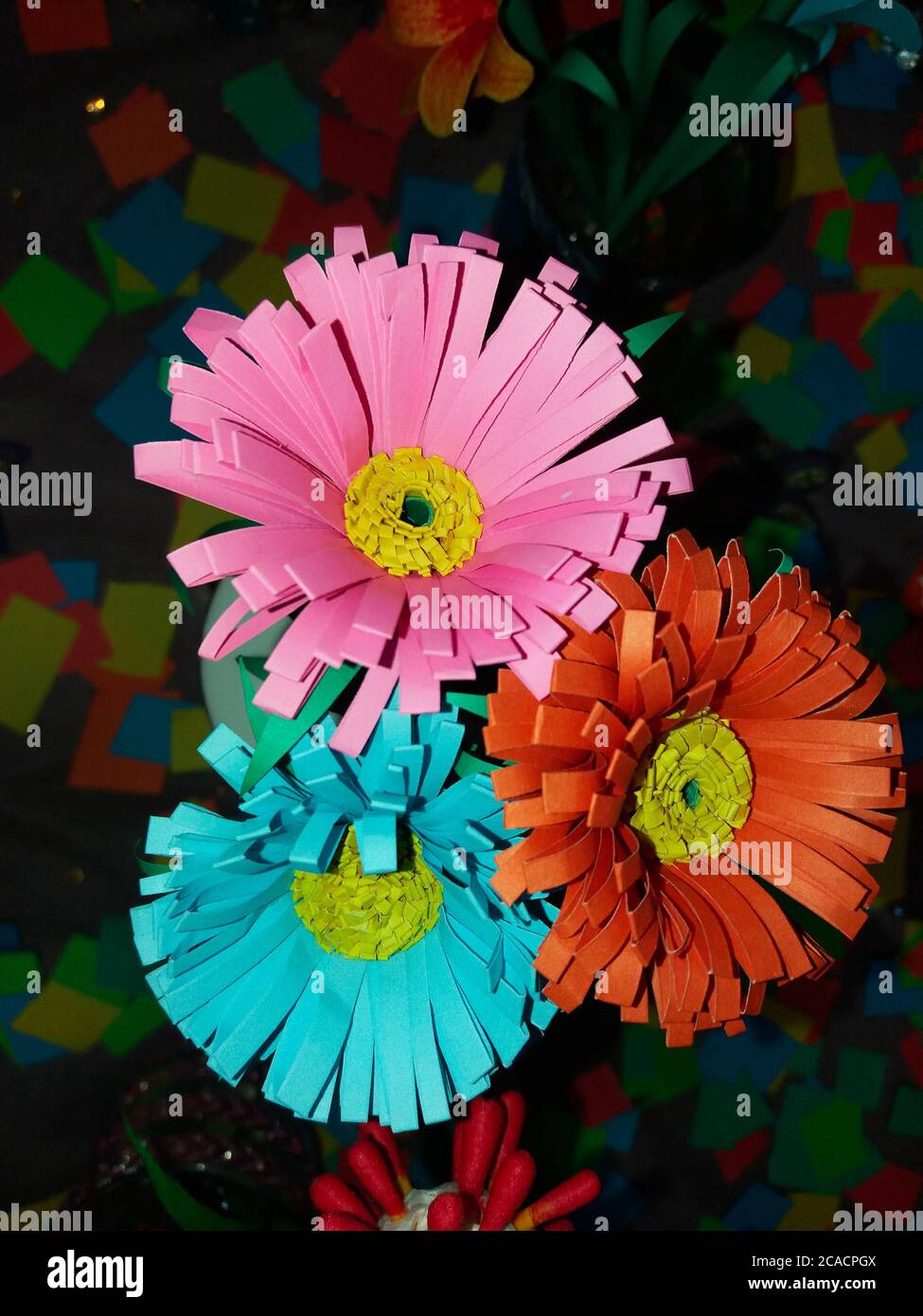 Fleur en papier origami maison colorée, bricolage en papier floral, style papier  fleur, bricolage décoration maison Photo Stock - Alamy