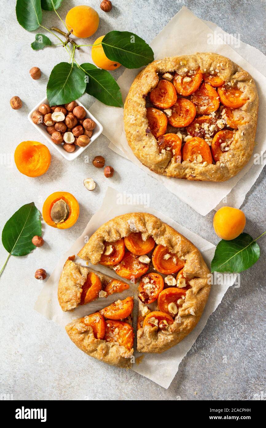 Pâtisseries saines à base de farine de seigle, dessert alimentaire. Galette aux abricots et aux noix sur une table en pierre légère. Banque D'Images