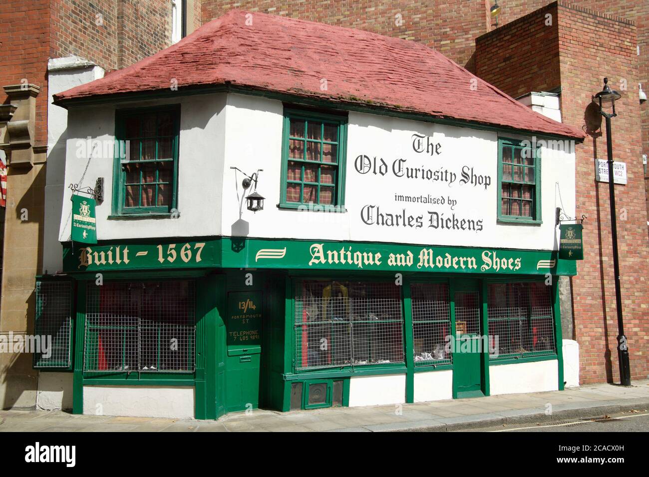 Londres, Royaume-Uni, août 27 2007 : The Old Curiosity Shop in Portsmouth Street Holborn un bâtiment du XVIe siècle qui a pu être l'inspiration pour le Banque D'Images