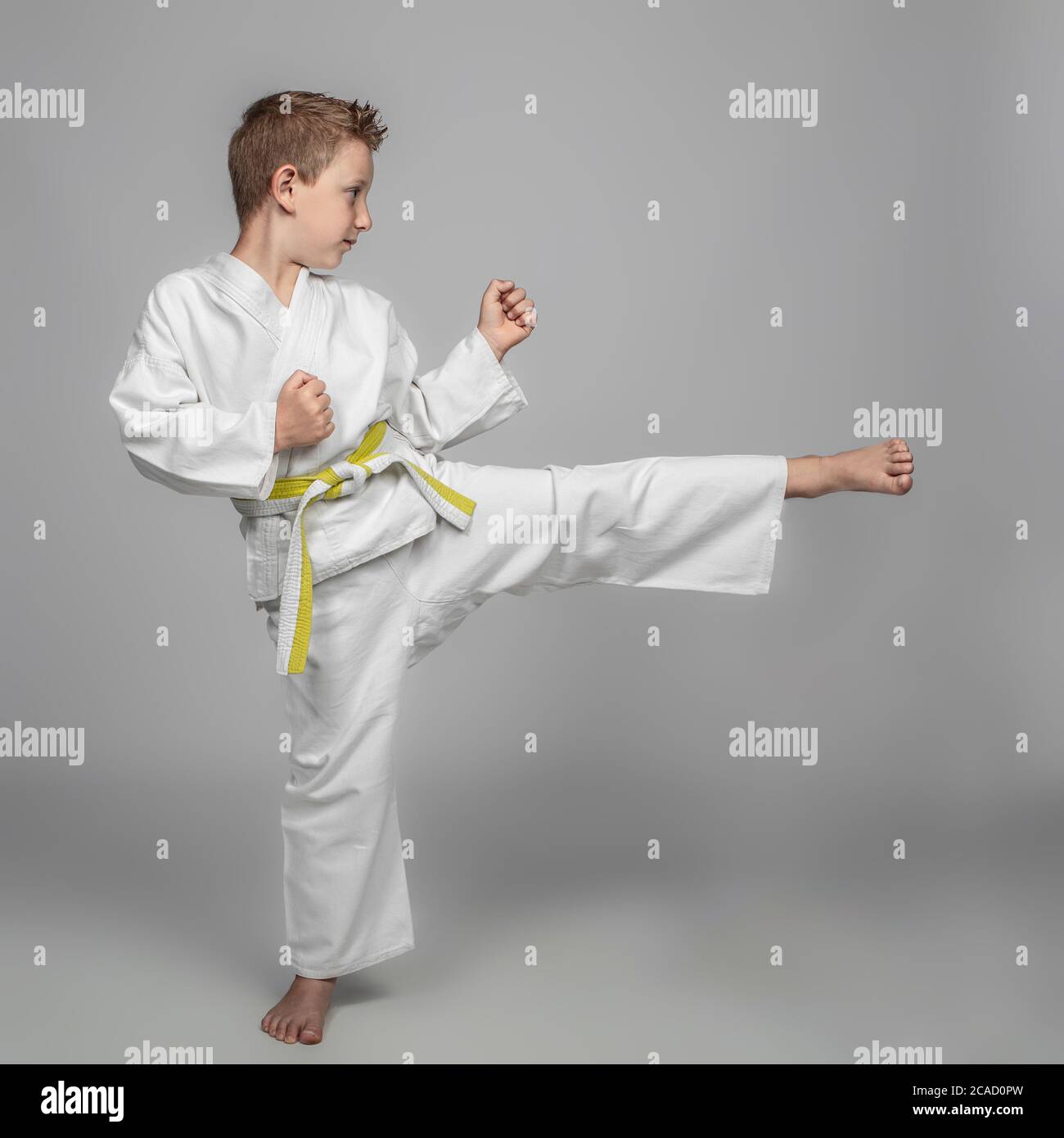 l'enfant a l'intention d'exécuter un coup de pied d'arts martiaux. photos de studio. Banque D'Images