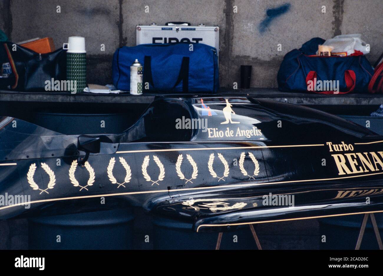 Image d'archive : Grand Prix d'Europe à Brands Hatch 1983. Lotus-Renault du démarreur de position de pôle Elio de Angelis Banque D'Images