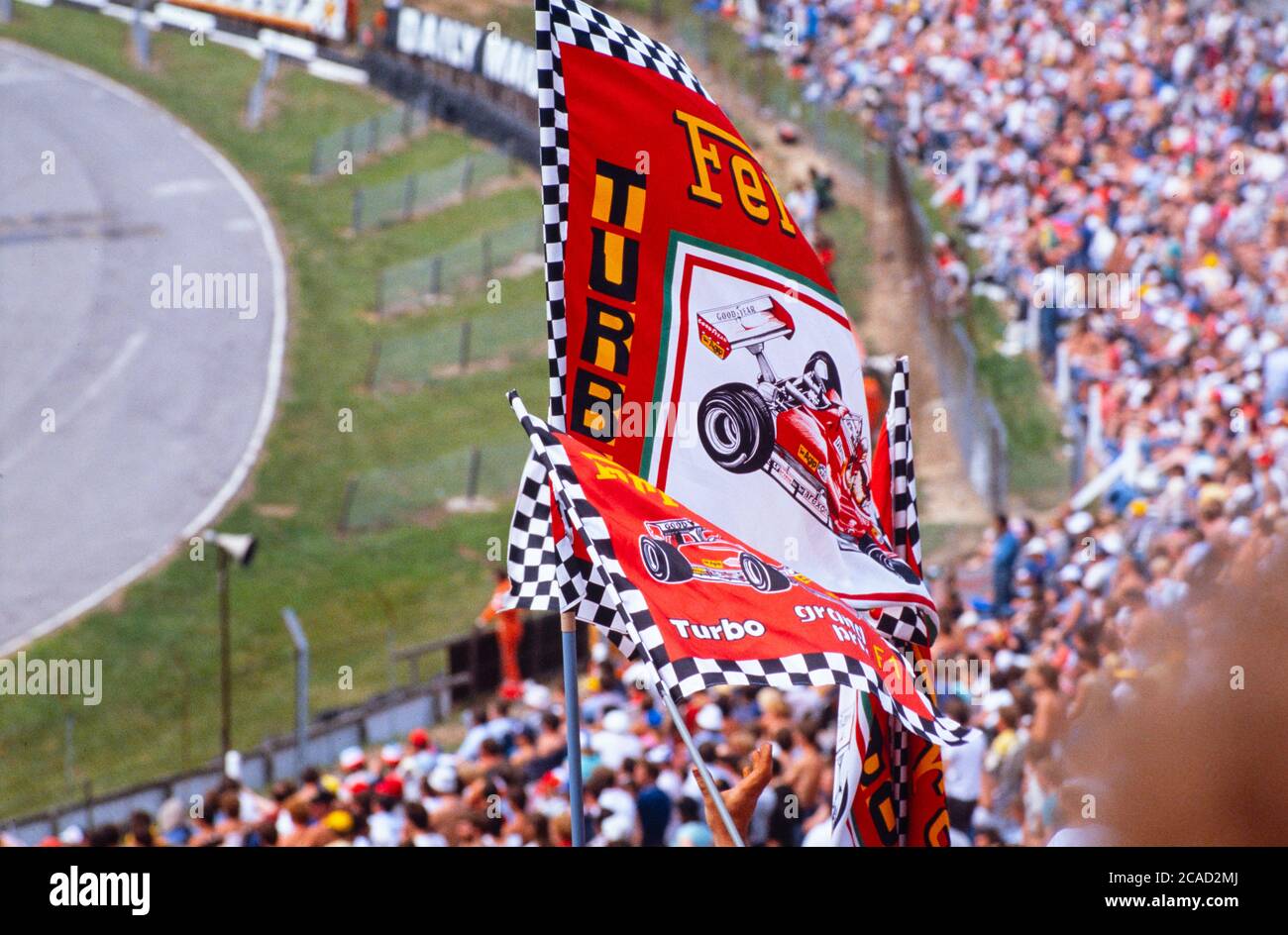 Archive image: Grand Prix de Grande-Bretagne à Brands Hatch 1982 ?. Fans de Ferrari avec drapeaux sur la tribune de Paddock Hill Bend. Banque D'Images