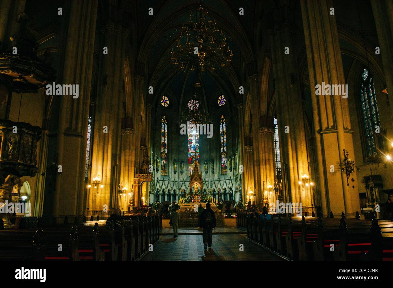 Zone centrale éclairée à l'intérieur de la cathédrale de Zagreb avec des détails dorés. Banque D'Images