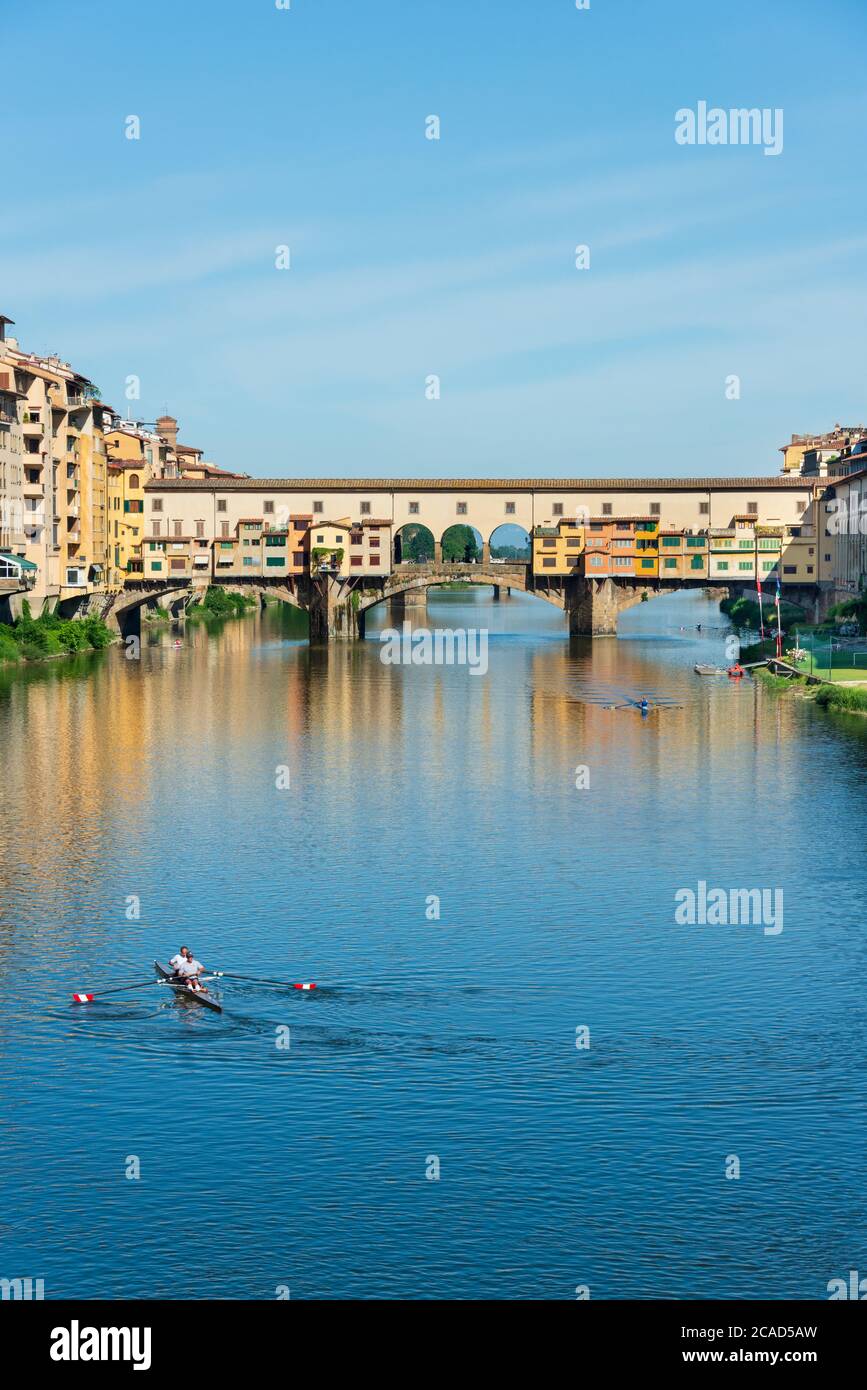 Canoéiste sur la rivière Arno en face du Ponte Vecchio à Florence Toscane, Italie Banque D'Images
