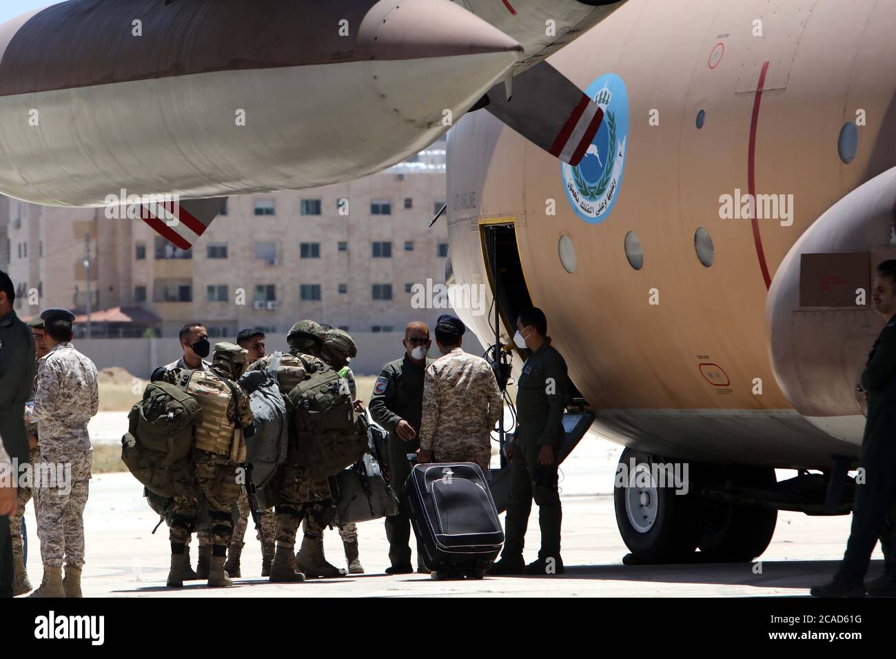 Amman, Jordanie. 6 août 2020. Les membres de l'hôpital militaire jordanien de campagne se préparent à monter à bord d'un avion en direction de Beyrouth à l'aéroport militaire Marka à Amman, en Jordanie, le 6 août 2020. Le roi Abdallah II de Jordanie a ordonné mercredi qu'un hôpital militaire de campagne soit envoyé au Liban en tant qu'unité de secours. Credit: Mohammad Abu Ghosh/Xinhua/Alamy Live News Banque D'Images