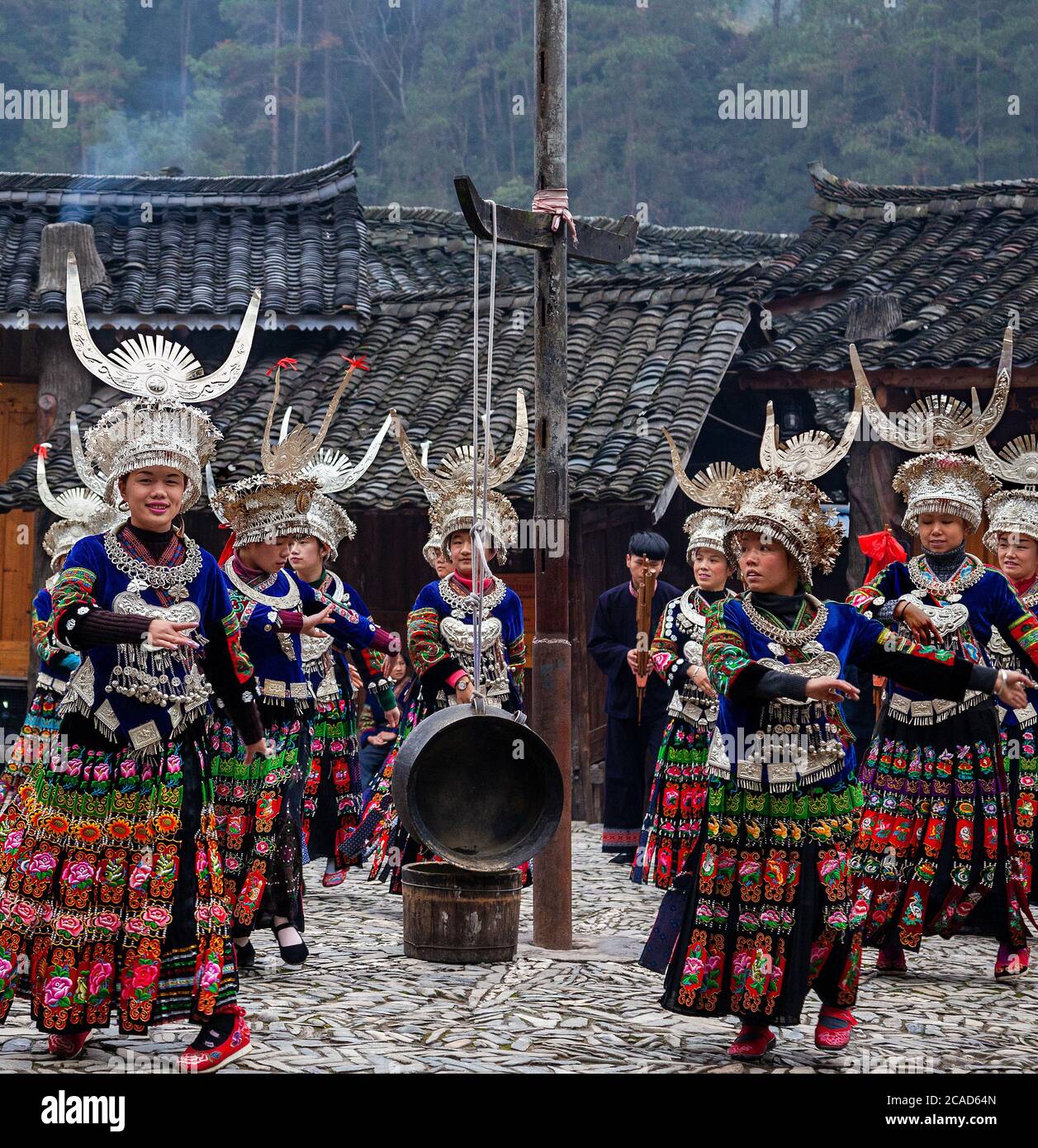 Jeunes filles qui exécutent une danse traditionnelle. Ils sont du long jupe  Miao peuple. Région de Kaili, province de Guizhou, Chine Photo Stock - Alamy