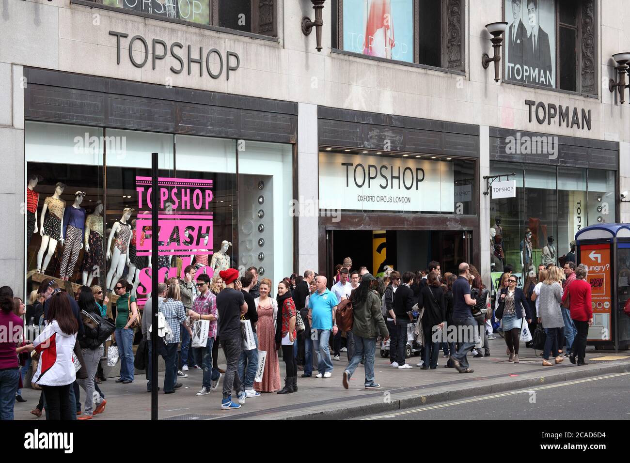 Londres, Royaume-Uni, 2 avril 2011 : magasin de vêtements Topshop montrant  là logo signe publicitaire à un moment occupé dans la photo de stock  d'Oxford Street Photo Stock - Alamy