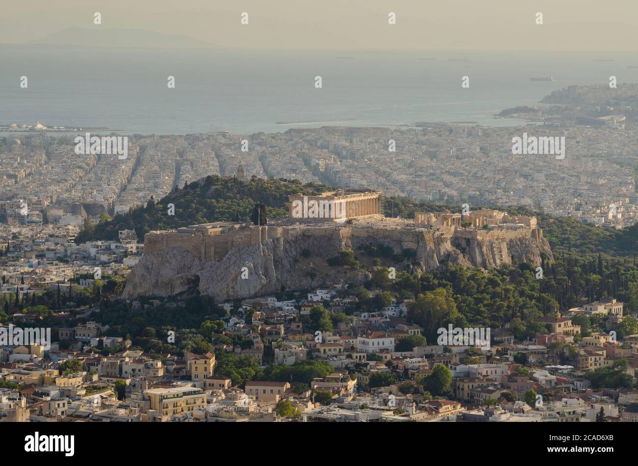 L'ancienne Acropole et le Parthénon vus de la colline du Lycabette dans le centre d'Athènes en Grèce - photo: Geopix Banque D'Images