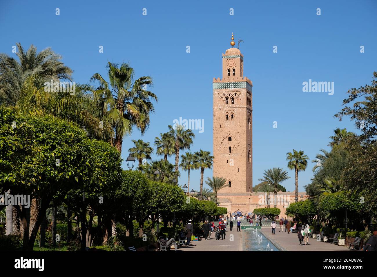 Mosquée de la Koutoubia, avec arbres verts perspective. Ciel bleu ensoleillé. Dans le centre-ville de Marrakech Maroc. La plus grande mosquée de Marrakech Banque D'Images