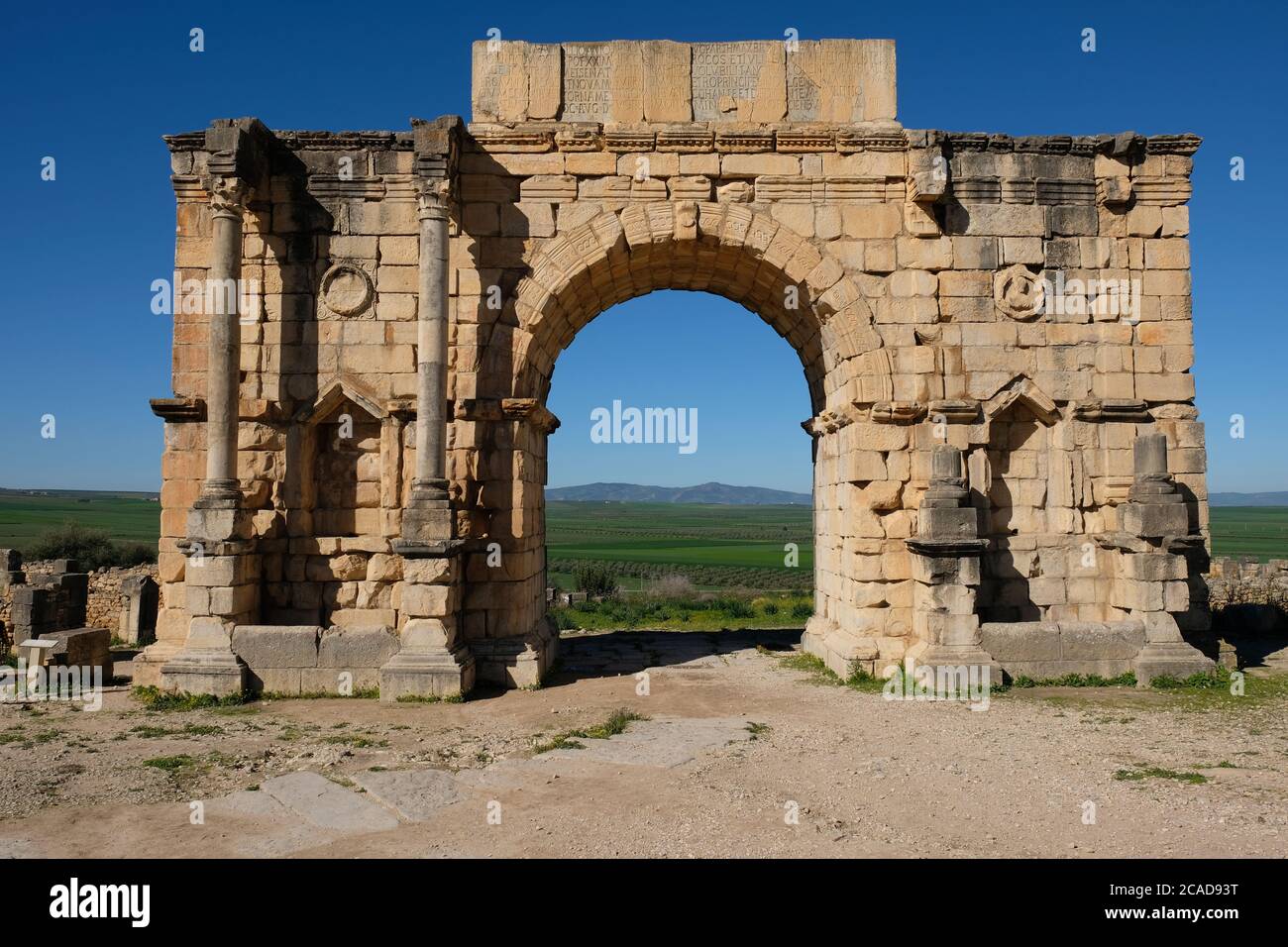 Ancienne arcade romaine à volubilis en Morocoo. La porte de l'arche de Triumphal. Ruines de briques de pierre de la capitale romaine. Banque D'Images