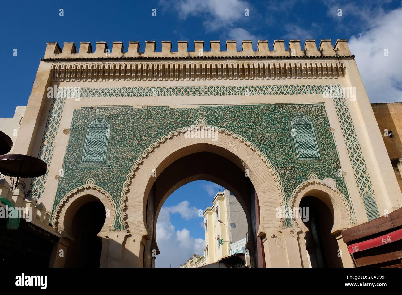 Point de repère de Fès au Maroc, Bab Boujloud, ou la porte bleue. Magnifique porte-voûte marron avec beau motif Banque D'Images