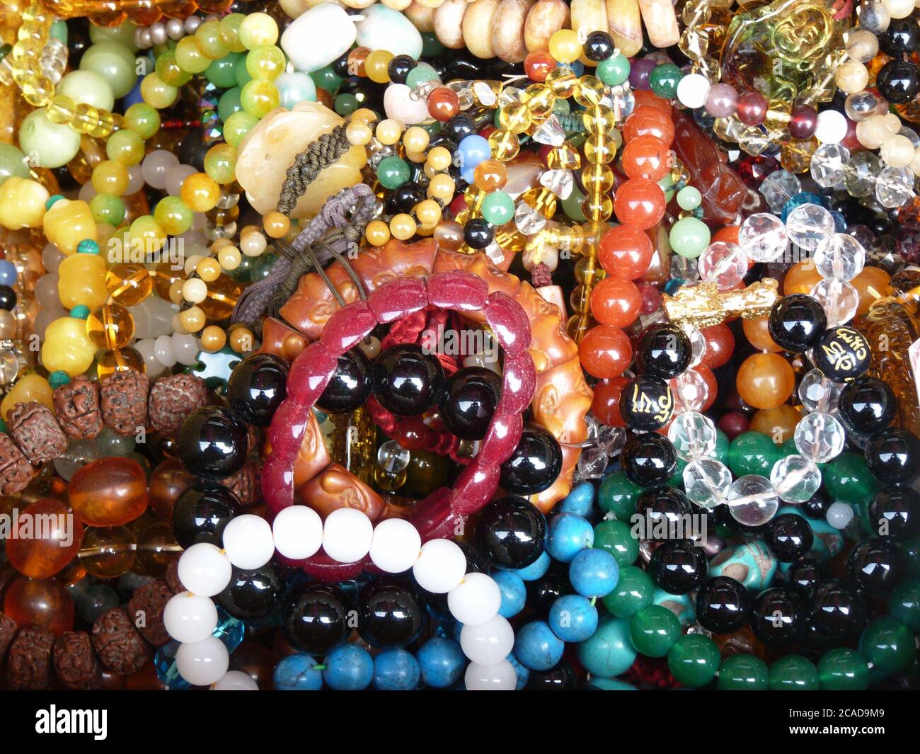 Gros plan de nombreux bracelets faits main de perles colorées Banque D'Images
