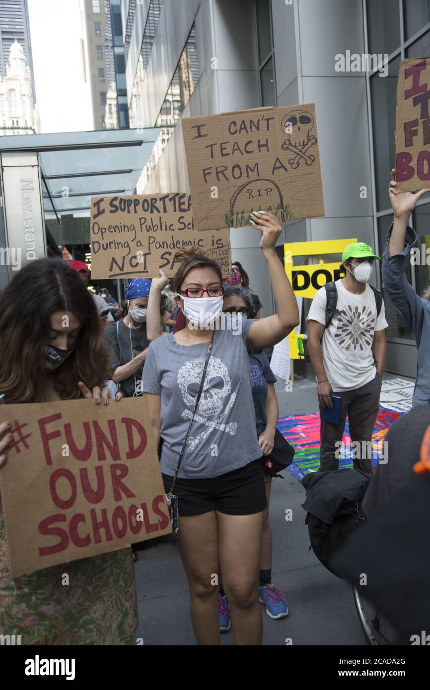 Les enseignants, parents, étudiants et autres personnes de la ville de New York participent à un rassemblement et à une marche de la « Journée nationale de la résistance aux réouvertures d'écoles dangereuses » qui s'est déroulée du siège de l'UFT à Lower Broadway au Département de l'éducation et à Foley Square à Manhattan. Banque D'Images